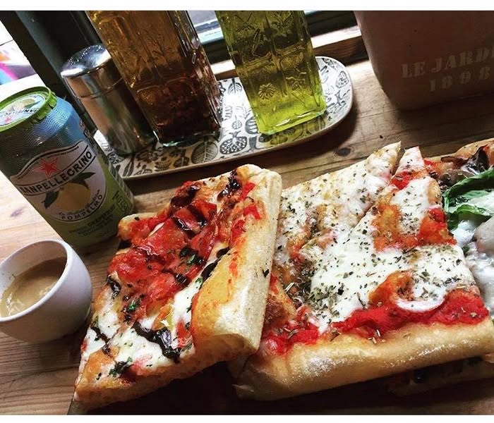 Pizzica pizzaszeletek egy asztalon