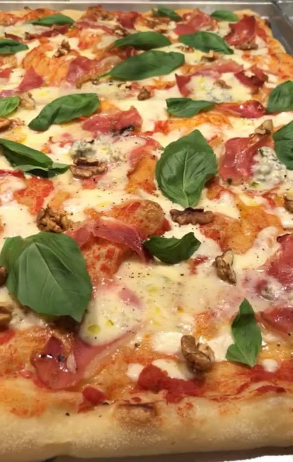 Frissen sült négyszögletes Pizzica pizza